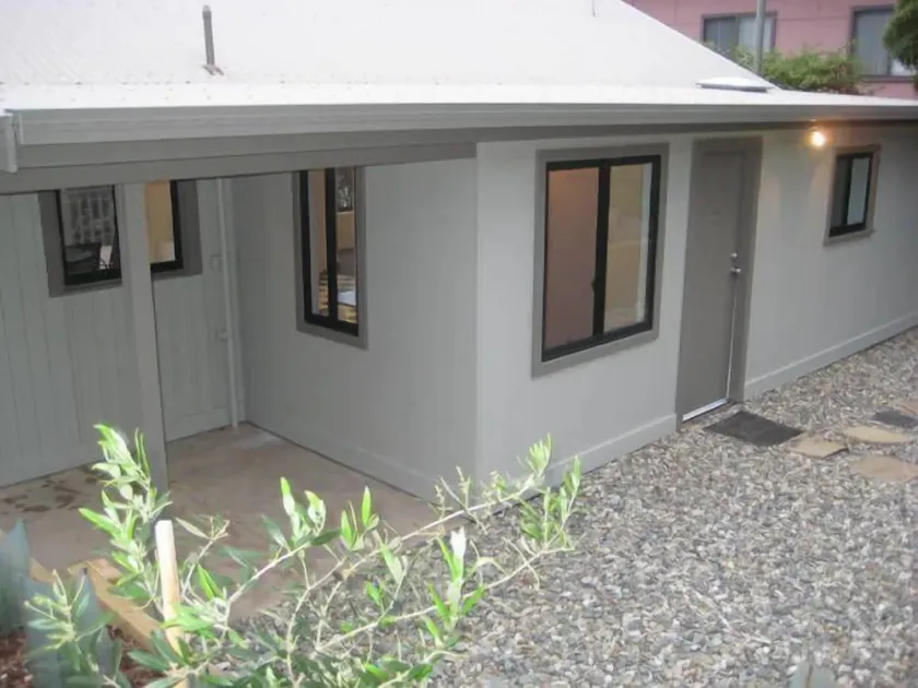 La Cabane - 1 Bedroom Beachside Cottage - Image 1