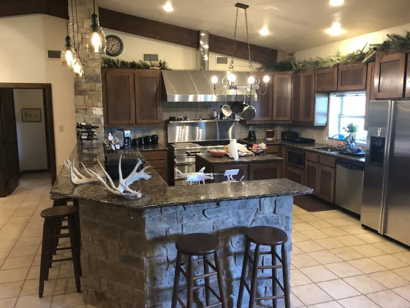 Rustic Lodge on 100 acre ranch between College Station and Waco - Image 1