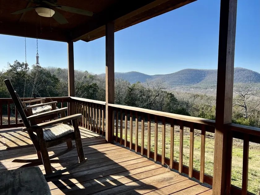 A two-bedroom mountain cabin with a priceless view - Image 1