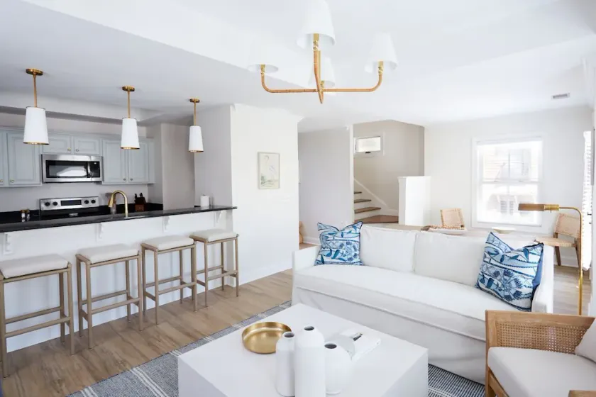 May River Breeze! 3-Story Townhouse in Old Town's Promenade - Image 1