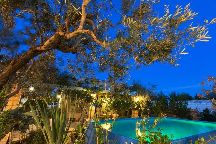 Helle Villa mit Pool umgeben von viel Grün in der Nähe des Meeres - Image 1