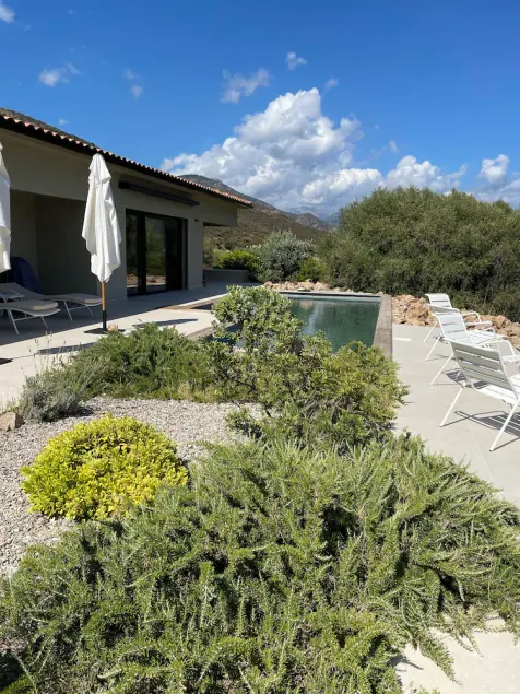 SAMTIDIG VILLA MED POOL OG UNDTAGEN UDSIGT 300 M FOT FRA HAVET - Image 1