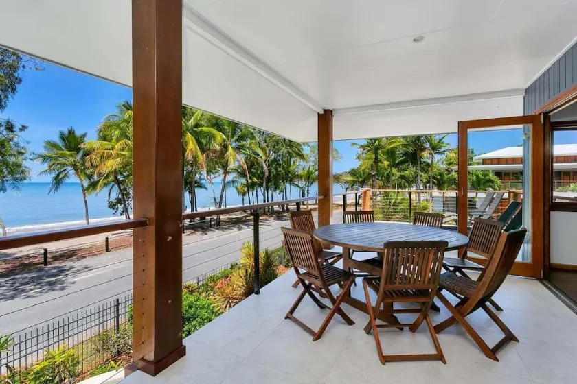 Reeflections Beachfront House - Image 1