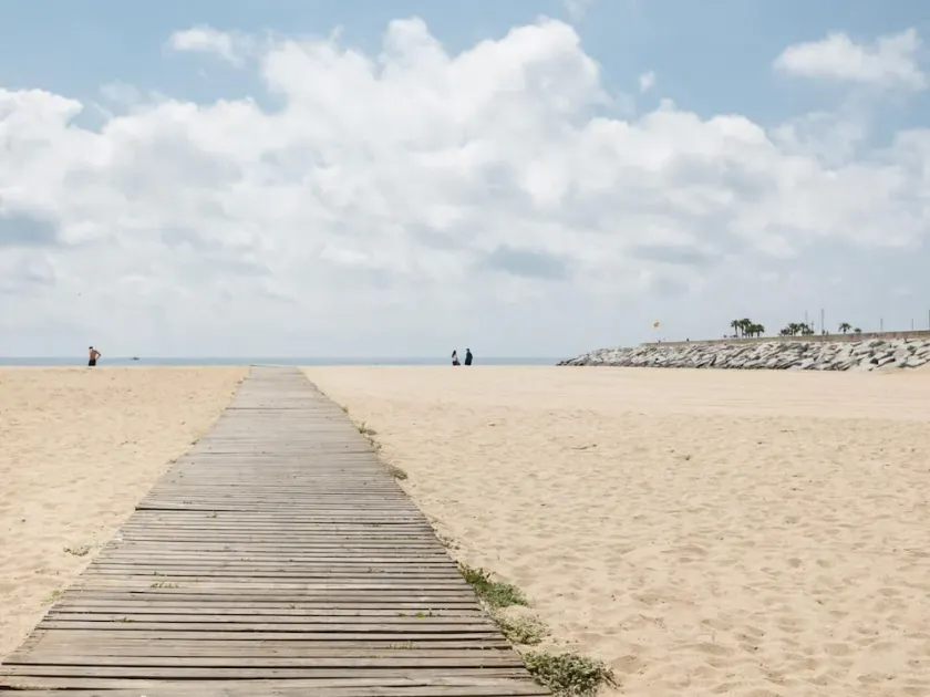 25 km Barcelona , 100 meters from the beach (mat6) - Image 1