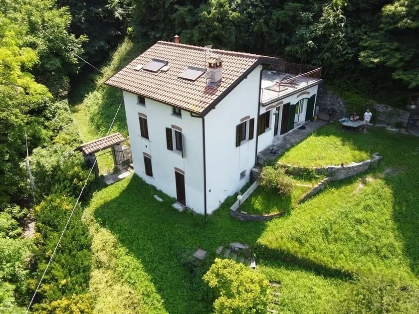 Villa Caterina rodeada de vegetación - Image 1