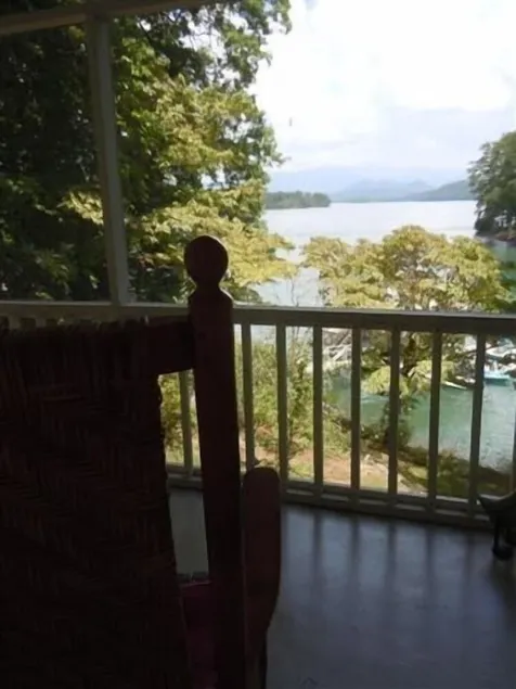 Lakeside Hideaway !!! - Image 1