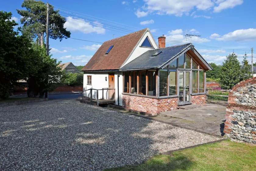 Charming 1 bedroom Granary conversion in the heart of Suffolk - Image 1