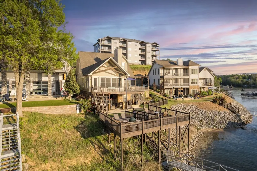 Waterfront family home on Smith Lake - Image 1