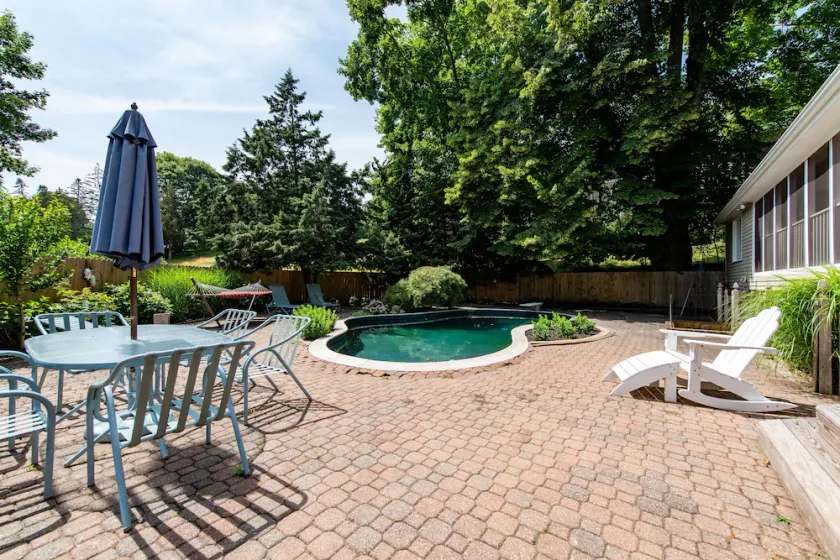 Belle Watch Hill 4BR / 3BA avec terrasse et piscine à quelques pas de la plage - Image 1