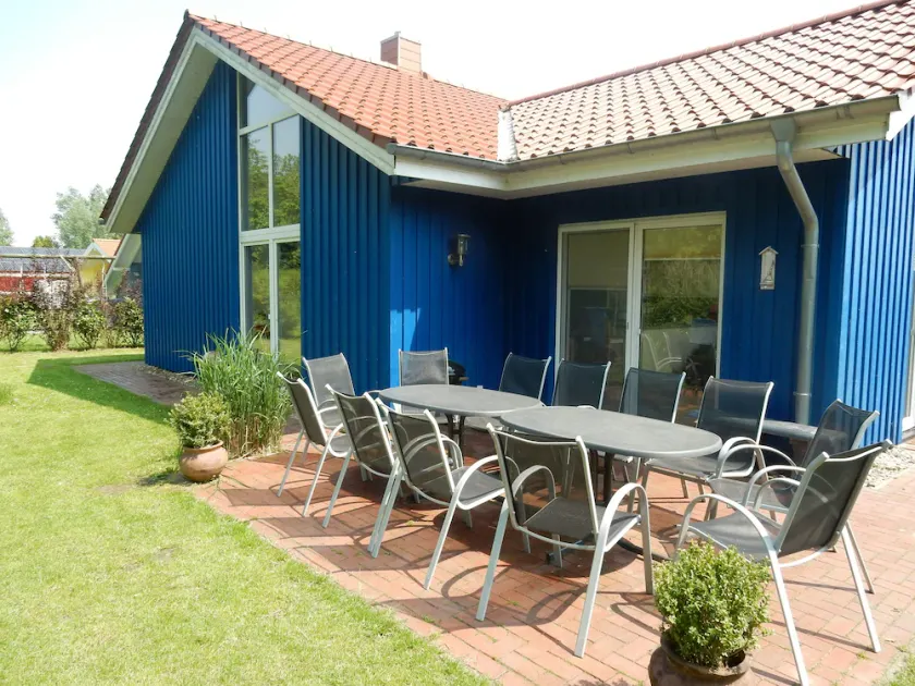 Directly on the dike, a few minutes to the beach, canoeing, trampoline, swing, fireplace - Image 1
