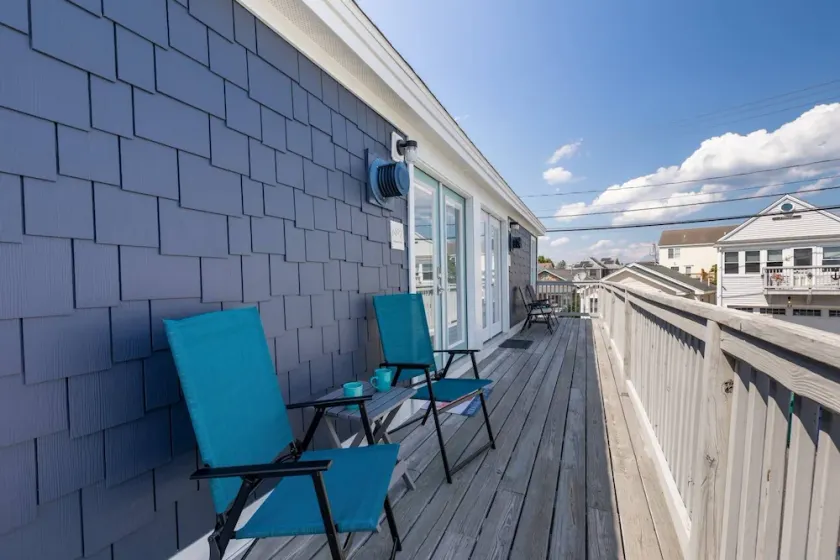 Odysea: Hampton Beach Getaway – Seafood, Music & Waves Await! - Image 1
