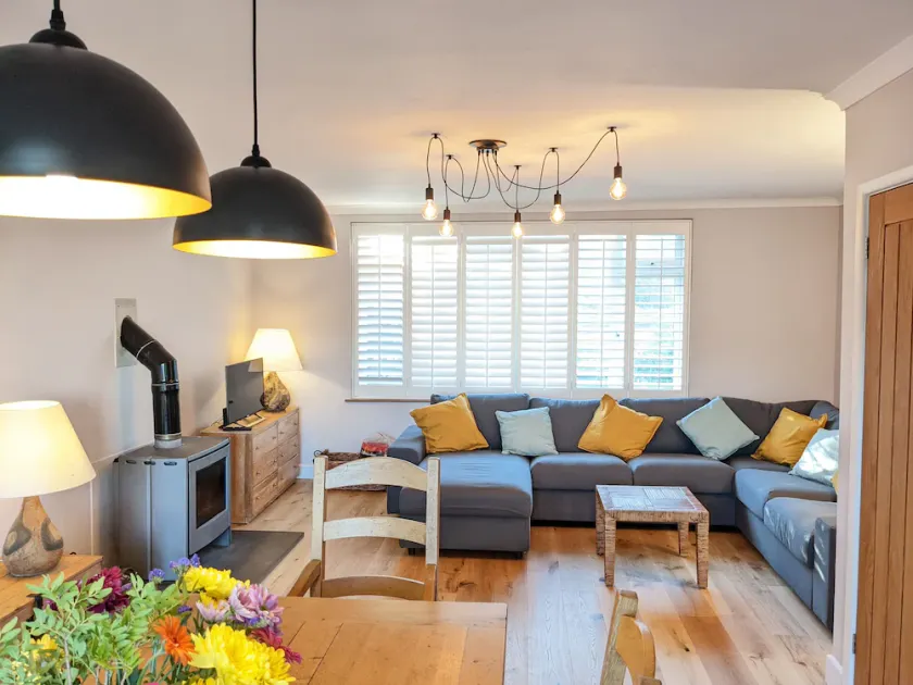 Sunny Days: Beautiful Spacious 4 bed house - Image 1