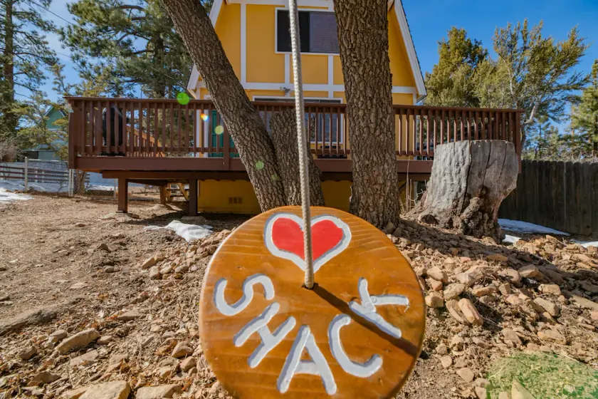 The Love Shack - Cozy cabin in a such a great spot! Very quiet neighborhood - Image 1