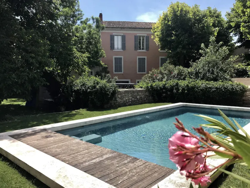 Town house with swimming pool and private garden - Image 1