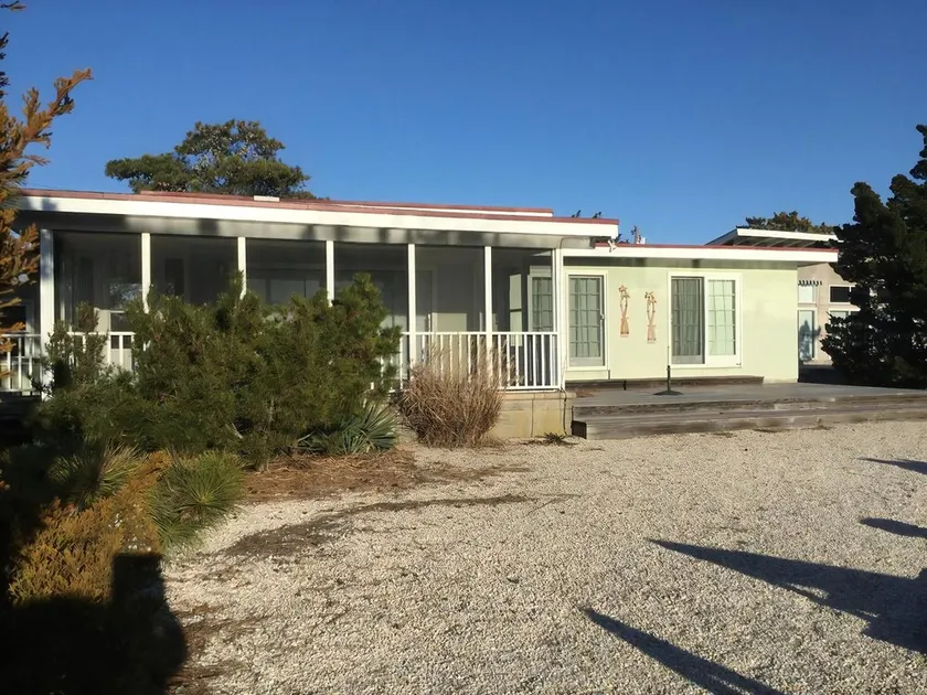 CLASSIC LAGOON FRONT HOME - Image 1