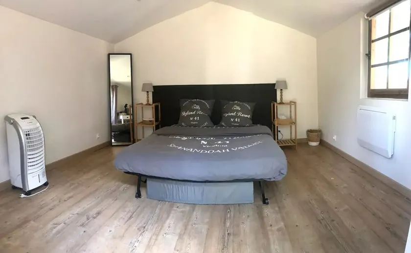 Independent, cosy room with pool access - Image 1