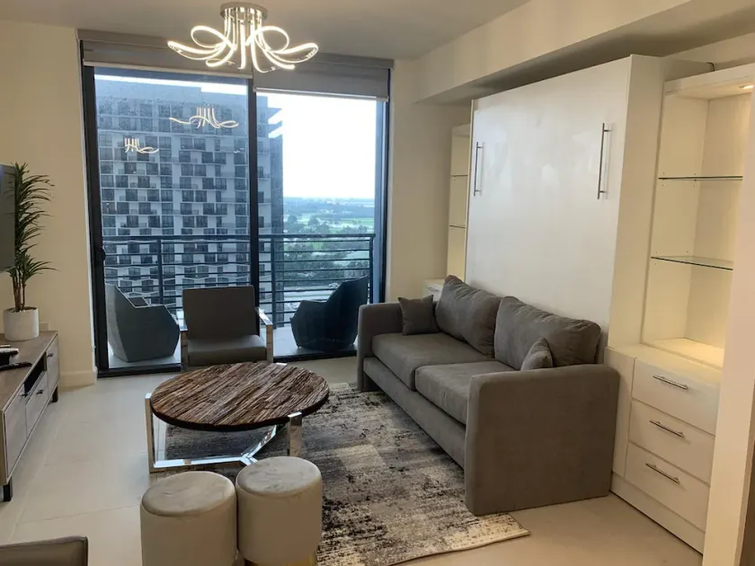 Stunning Apartment in Downtown Doral - Image 1