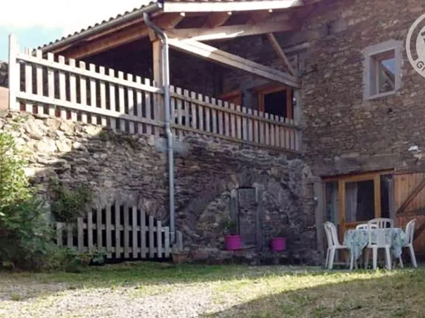 Spacious gîte with 2 bedrooms and parking near Pilat Park - Image 1