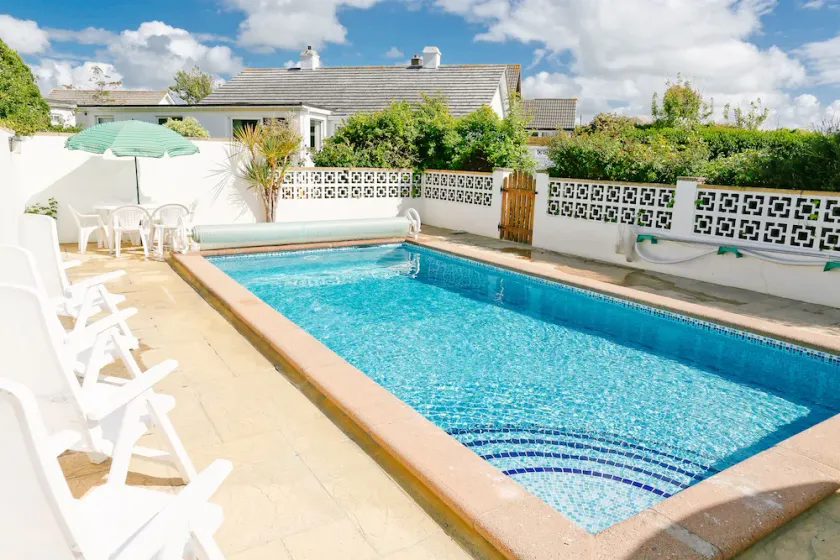 Fritliggende bungalow med udendørs opvarmet svømmebassin, St Merryn, Nr Padstow - Image 1
