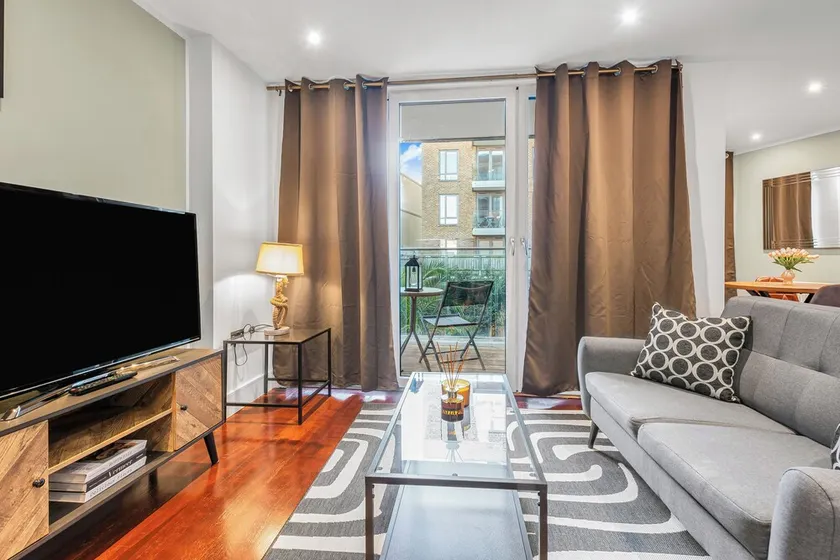Bright & Airy 2 bedroom Apt minutes away from River Thames in London by MySquare - Image 1