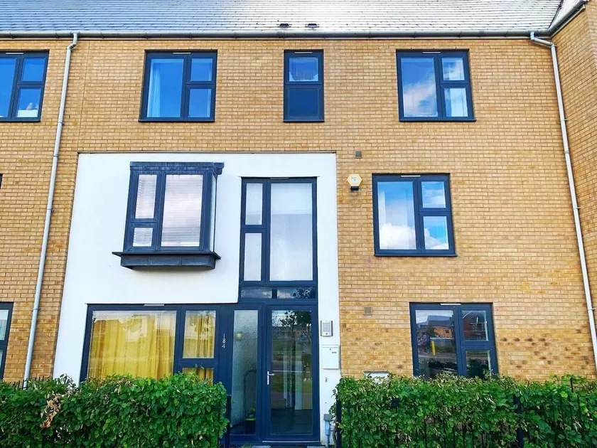Large, spacious and cosy 5 bedroom house sleeps up to 9 guests. - Image 1