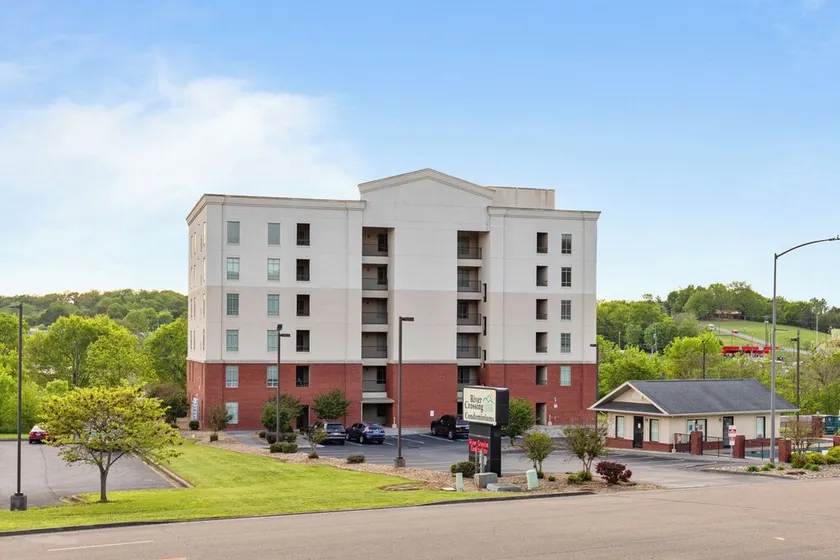 Riverfront Condo Sleeps 4 Jetted Tub Balcony Pool - Image 1