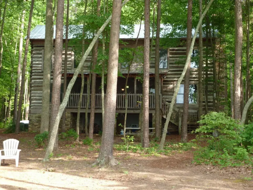 Privat bjælkeplads ved søen - Image 1