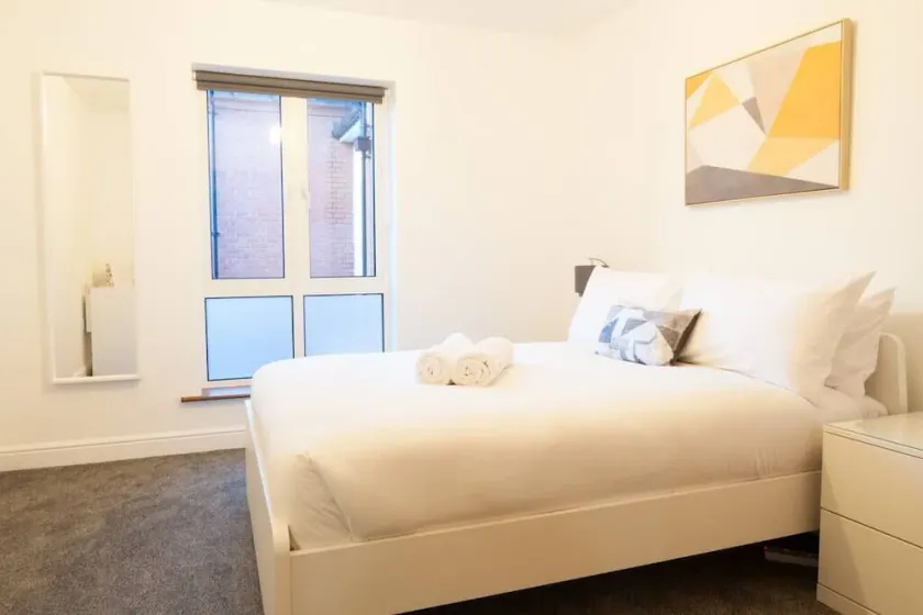 *NEW* Central Derby Apt, with Parking - The Vulcan - Sleeps 6 - Image 1