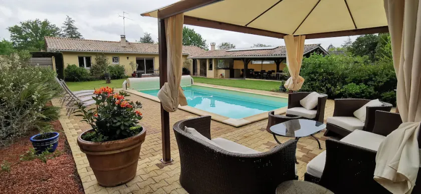 Villa indépendante parc et piscine privée ramassez vos oeufs coques - Image 1