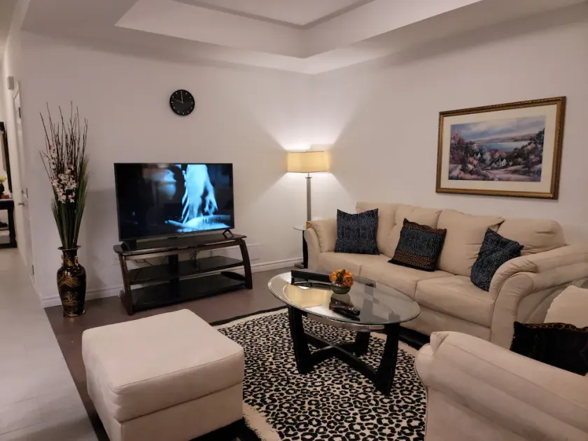 Comfy 3Bdrm home near Hyde Park Mall/Western Uni - Image 1