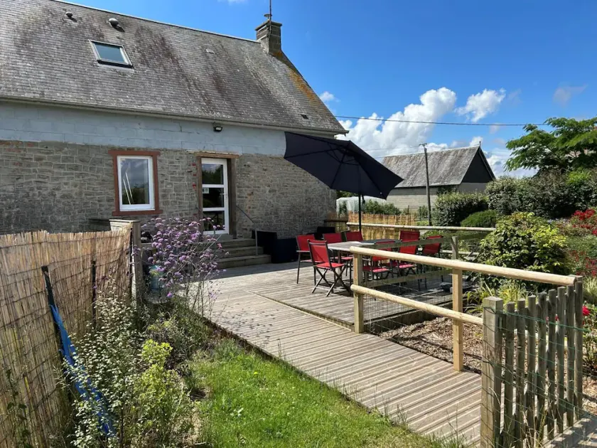 House with enclosed garden, wooden terrace, family friendly - Image 1