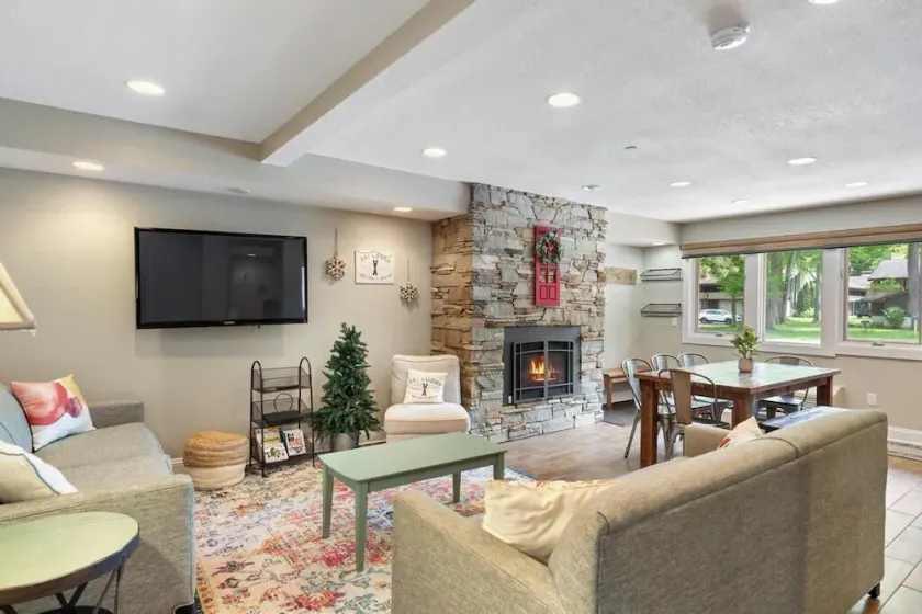 Boyne Mountain, Base of Mtn, Sleeps 13 - Image 1