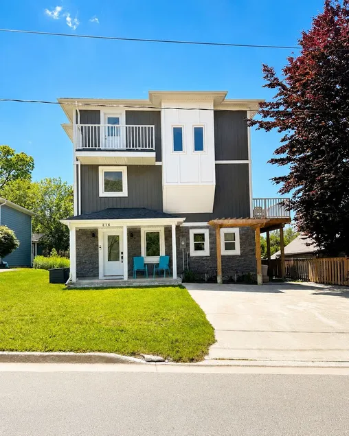 Walk to Main Beach | Sleeps 10 | Fire Pit & Games - Image 1