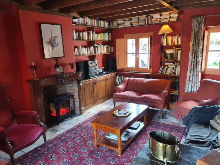 An authentic house in the heart of historic Burgundy - Image 1