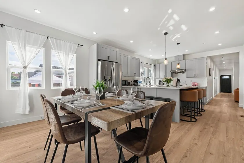 Spacious 8BR Home with AC & Parking - Image 1