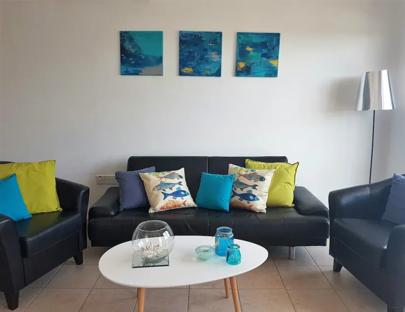 Ideal townhouse with private roof terrace & pool, near the sea - Image 1