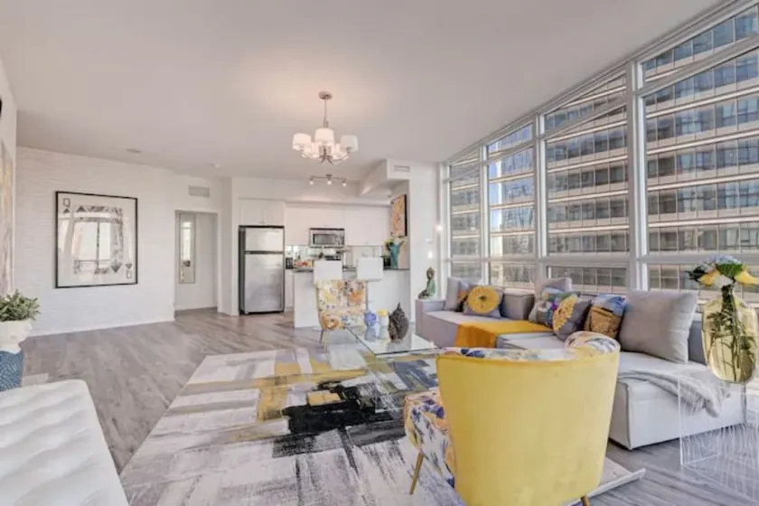Stunning 2 BD in heart of Toronto w Parking - Image 1