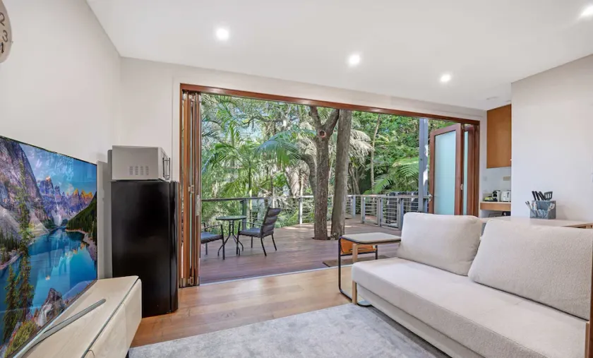 MetaWiseBnB Stylish Loft Studio with Garden in Seaforth - Image 1