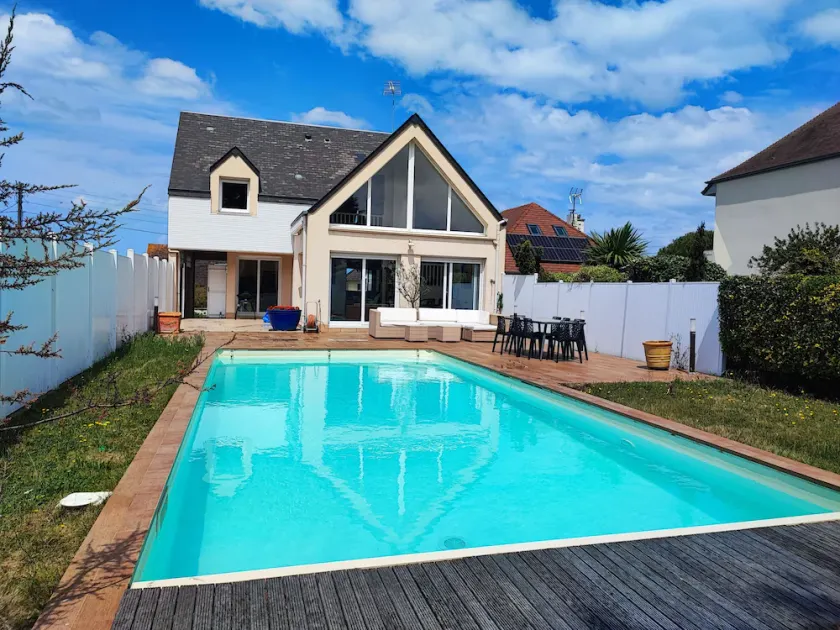 Smukt sommerhus, meget tæt på havet med privat pool - Image 1