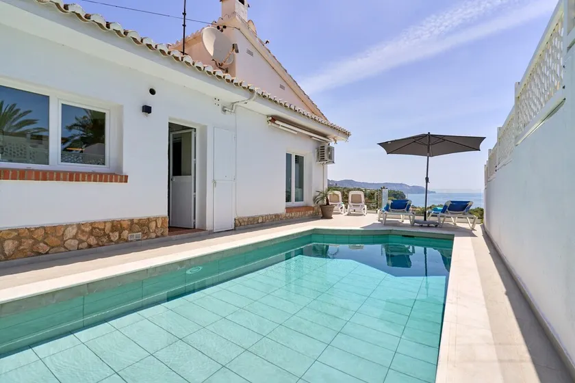 Villa 'La Chinita' con vistas al mar y a la montaña, piscina y Wi-Fi - Image 1