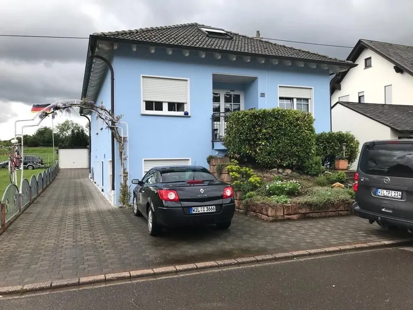 Blue-House Mosel - Image 1