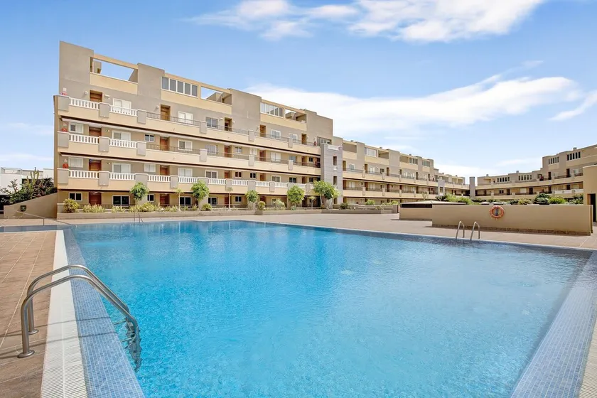 Apartamento vacacional 'La Perla D14 By Médano Rentals' con piscina, terraza y Wi-Fi - Image 1