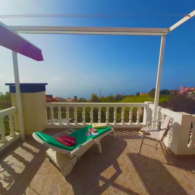 Viste panoramiche sul mare e sulle montagne: 2 camere matrimoniali entrambe con bagno privato - Image 1