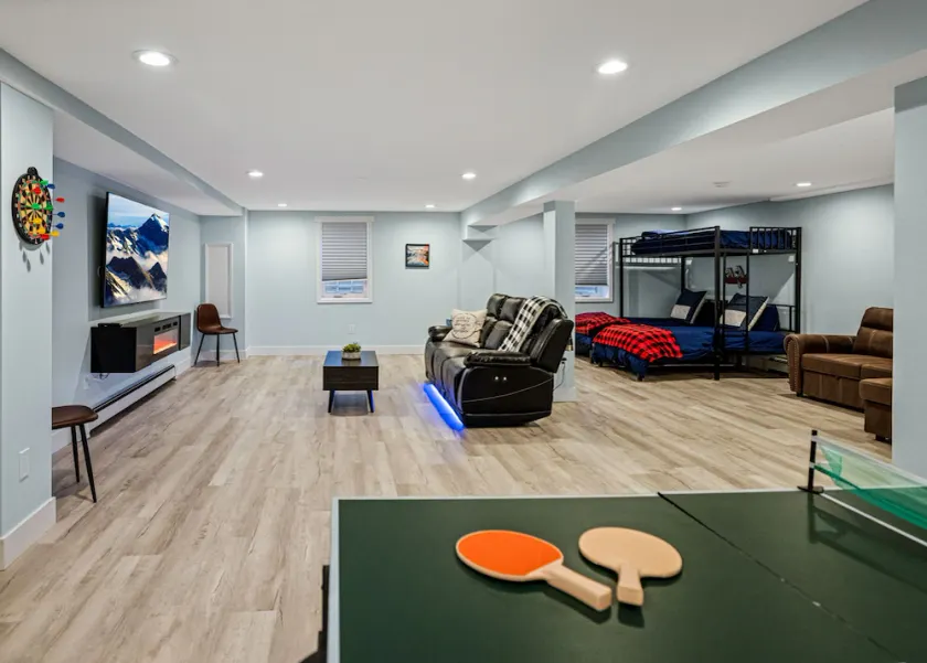 Newly Remodeled, Sleeps 12, Quiet neighborhood near it ALL, Pet Friendly - Image 1