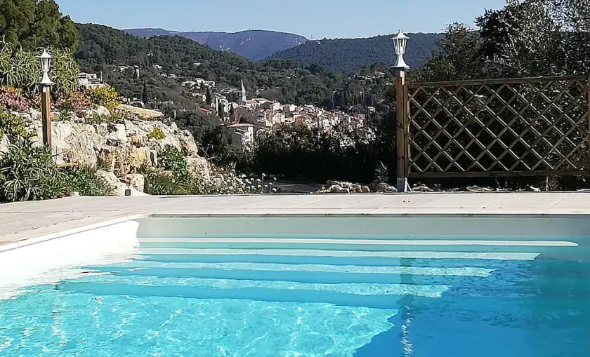 Charmerende landsted i Provence. Belvedere på bakken med oliventræer - Image 1