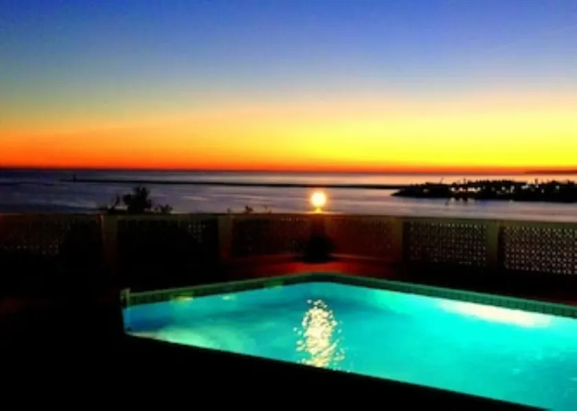 Vila Monte Luz - 1, Great apartment for 2 persons, pool, directly by the sea in prime location - Image 1