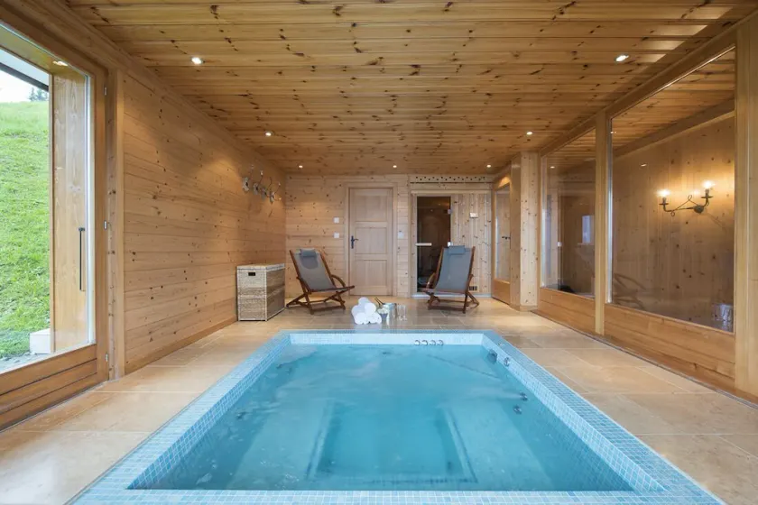 Chalet suisse de luxe avec une vue exceptionnelle, situé à 50 mètres de la piste - Image 1