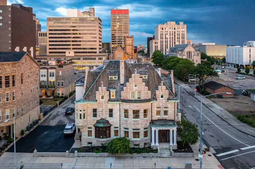THE MANSION ON MONUMENT AVENUE! - Image 1