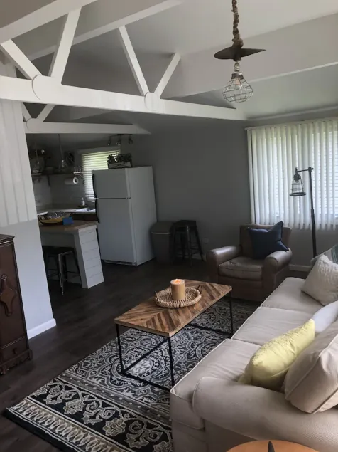 Mysigt bungalowhus vid sjön - Image 1