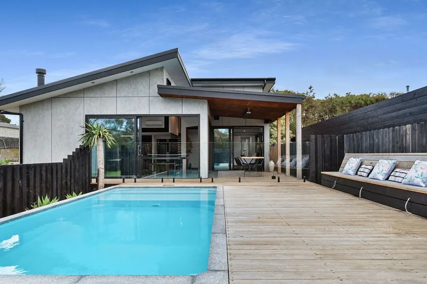 An absolute showstopper with heated  pool sleeping 14 guests - Image 1